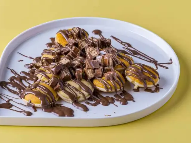 Crunchy KitKat Pancakes
